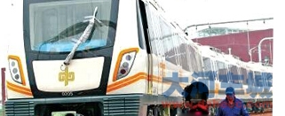 地铁2号线列车到郑 列车