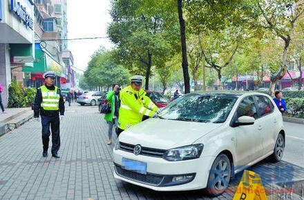 严整乱停车 还敢在盲道