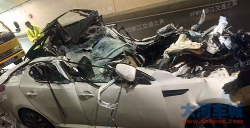 就低头看了眼手机 　车