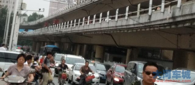道路施工 河医立交堵的