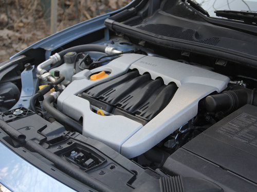 雷诺  风朗 2.0 CVT 发动机主体特写