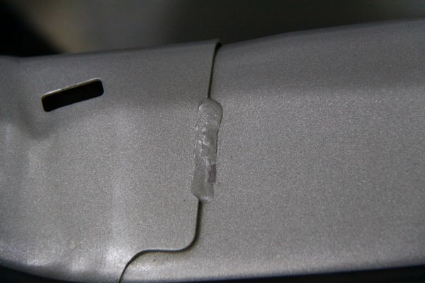 东风日产奇骏泥坑陷车 拖拽时尾部撕裂
