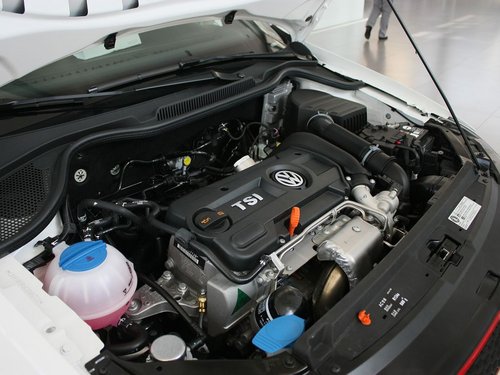 上海大众  POLO1.4TSI 发动机主体特写