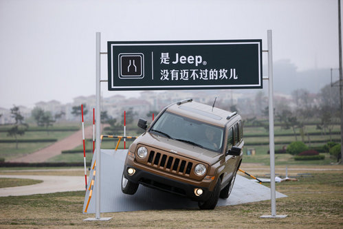 时尚与复古并存 试驾JEEP指南者/自由客