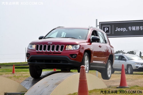 时尚与复古并存 试驾JEEP指南者/自由客