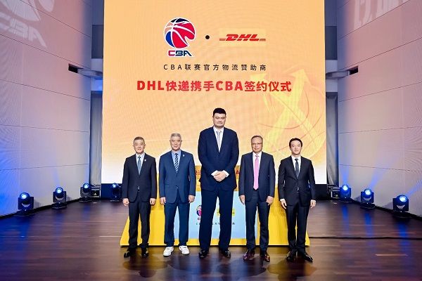  传递篮球运动精神 图雅