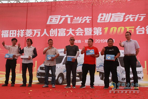 郑州金宝汽车贸易服务有限公司总经理陶晖先生为卡车司机送关爱