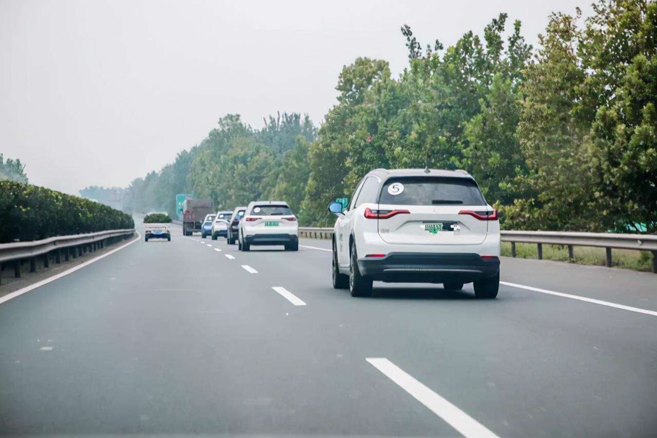 高速堵到没电叫拖车，新