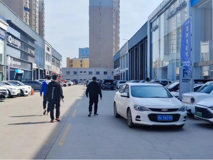 车卖得很热闹，钞票却没
